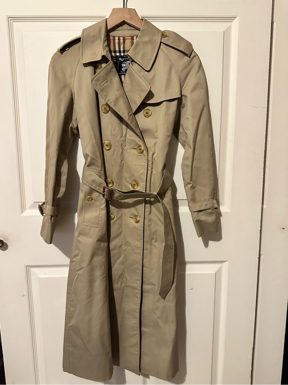 Burberrys | Trench Coat | Vintage Beige Double-Breasted Trench Coat with Belt - Picture 15 of 15